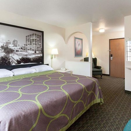 Super 8 By Wyndham Tulsa/Downtown/East Hotel Exterior photo
