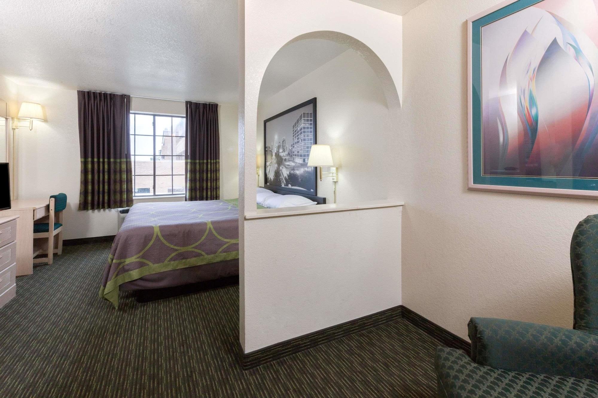 Super 8 By Wyndham Tulsa/Downtown/East Hotel Exterior photo