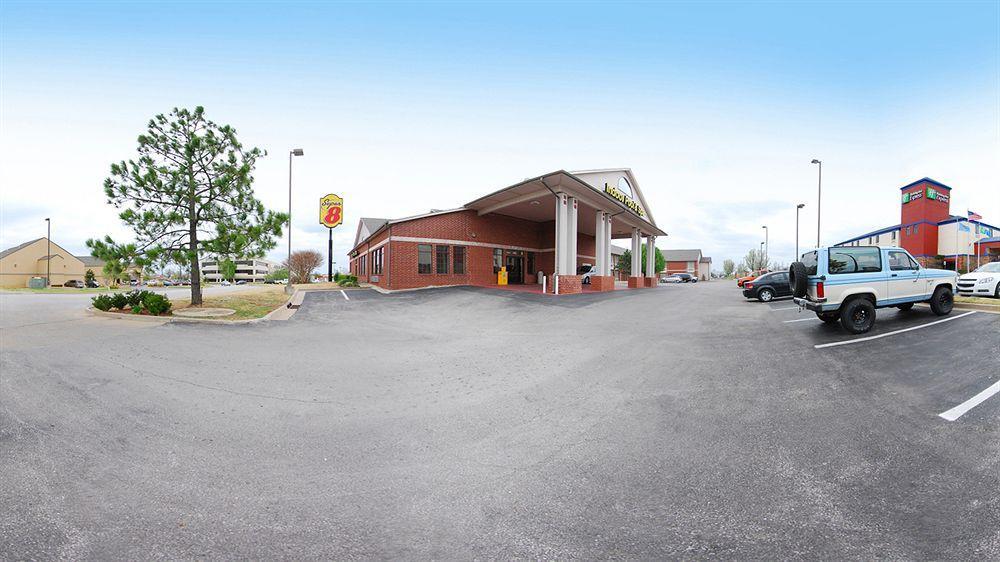 Super 8 By Wyndham Tulsa/Downtown/East Hotel Exterior photo