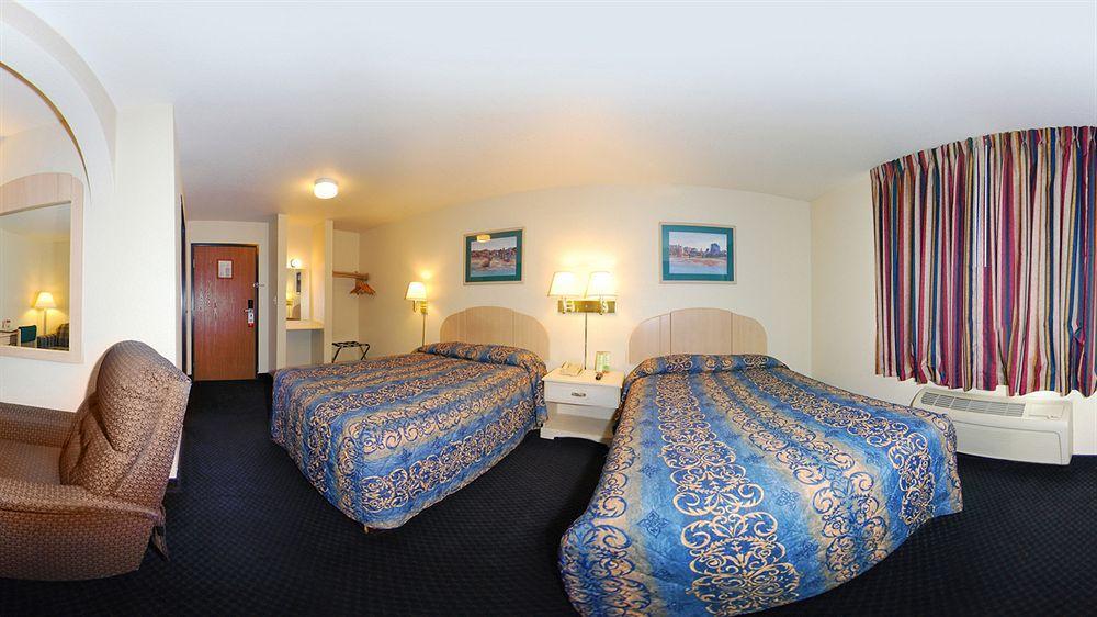 Super 8 By Wyndham Tulsa/Downtown/East Hotel Exterior photo