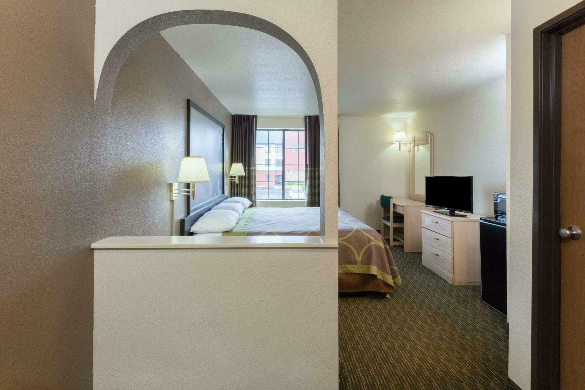 Super 8 By Wyndham Tulsa/Downtown/East Hotel Exterior photo